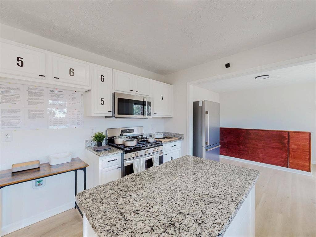 8 BR in Stonecrest