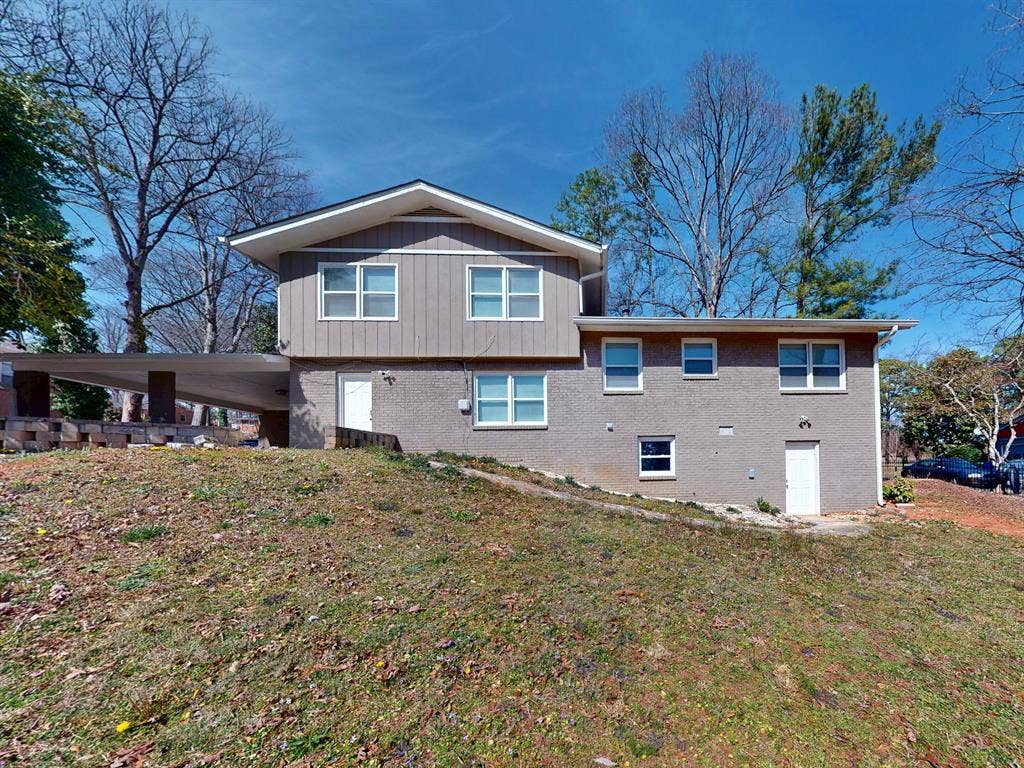 8 BR in Stonecrest