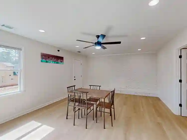 8 BR in Stonecrest