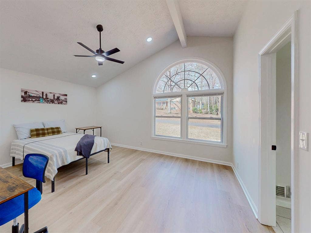 8 BR in Stonecrest