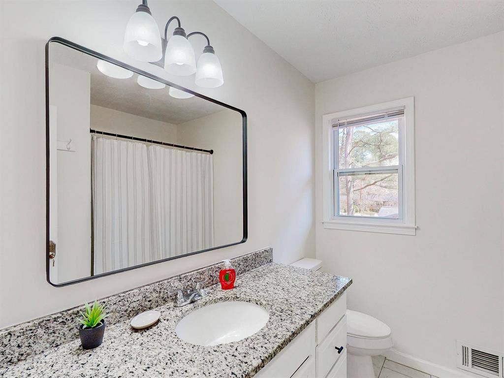 8 BR in Stonecrest