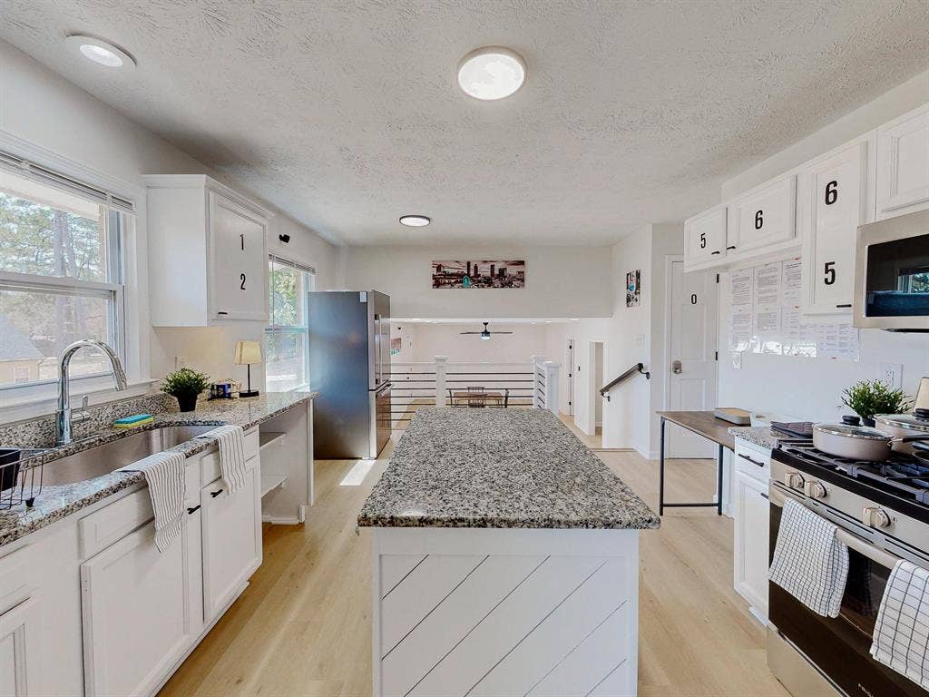 8 BR in Stonecrest