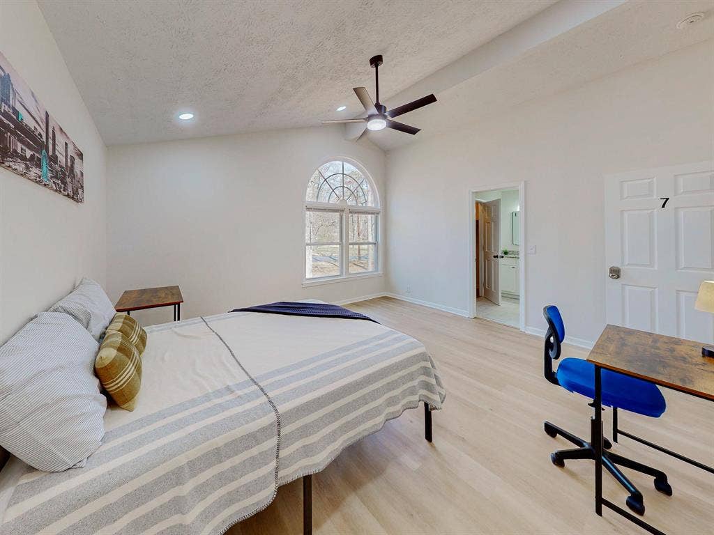 8 BR in Stonecrest