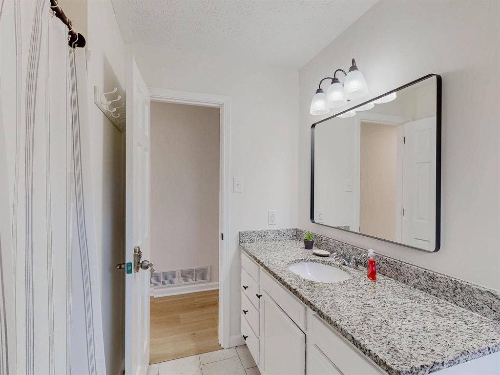 8 BR in Stonecrest