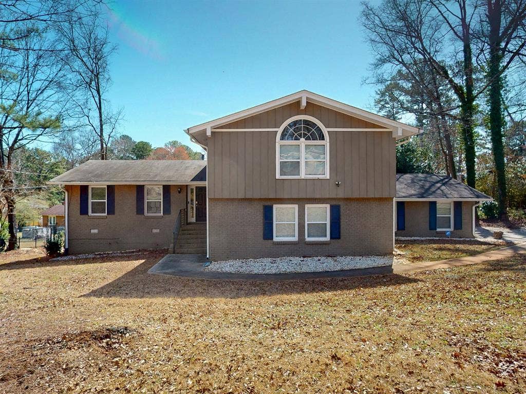 8 BR in Stonecrest