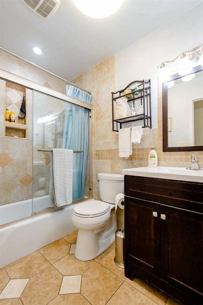 Queens Cove w private Bathroom
