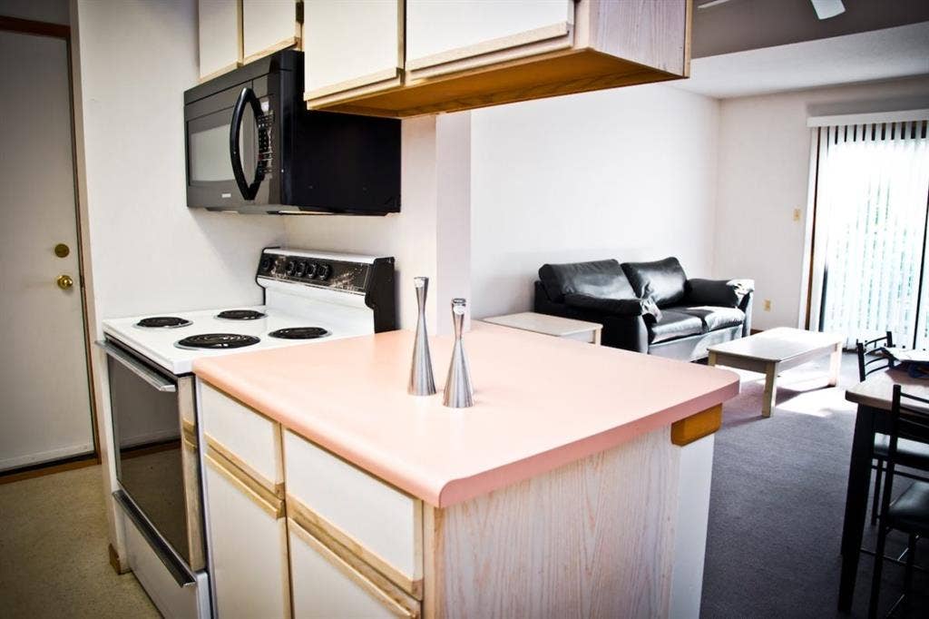 1 BEDROOM SUBLEASE @ 392$