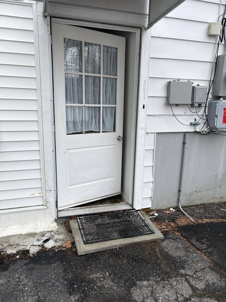 Looking for a roommate in Shelton.