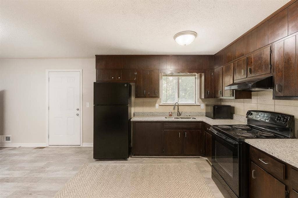 7 BR in Riverdale