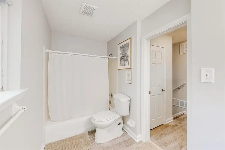 8 BR in Riverdale