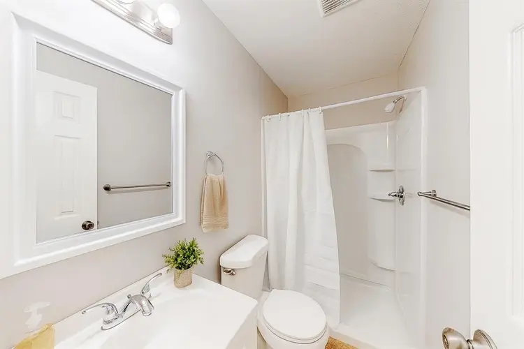 8 BR in Riverdale