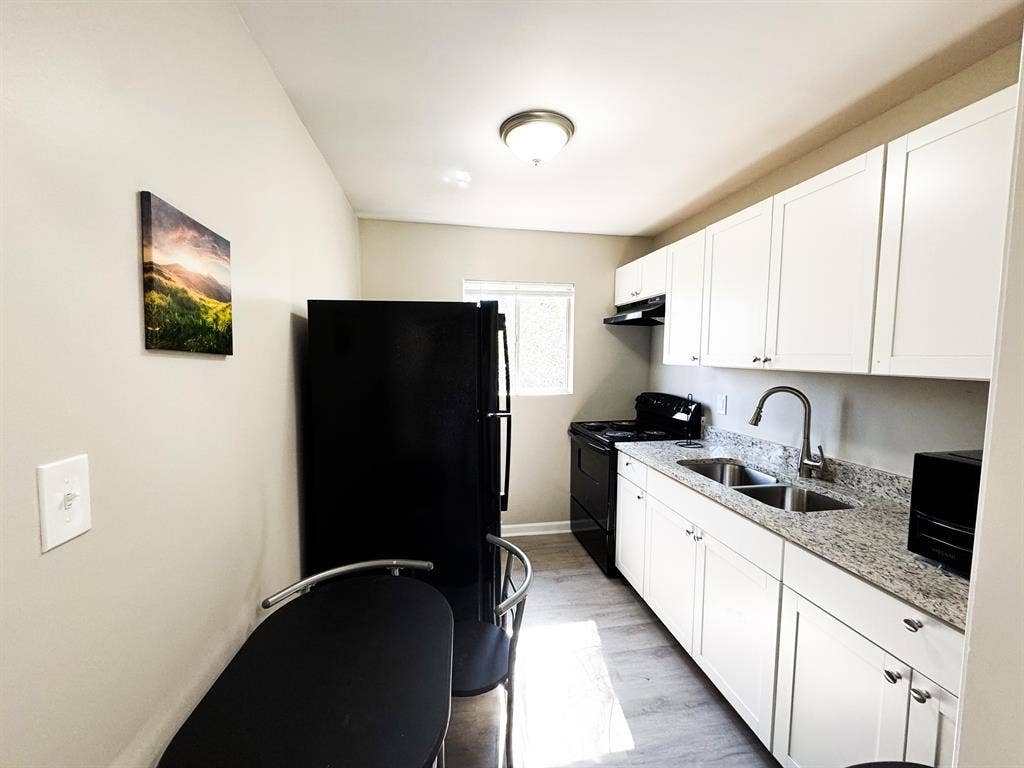 9 BR in Forest Park