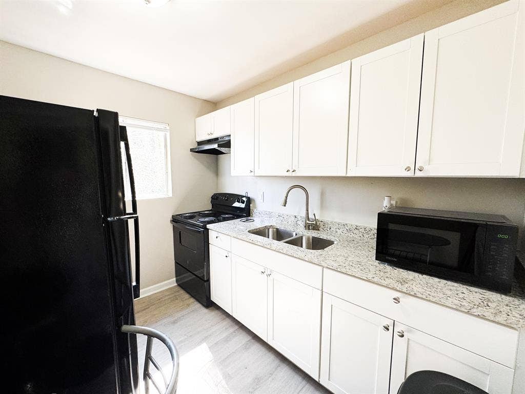 9 BR in Forest Park