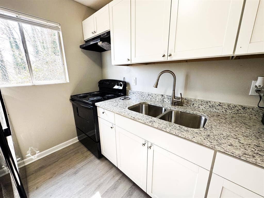 9 BR in Forest Park