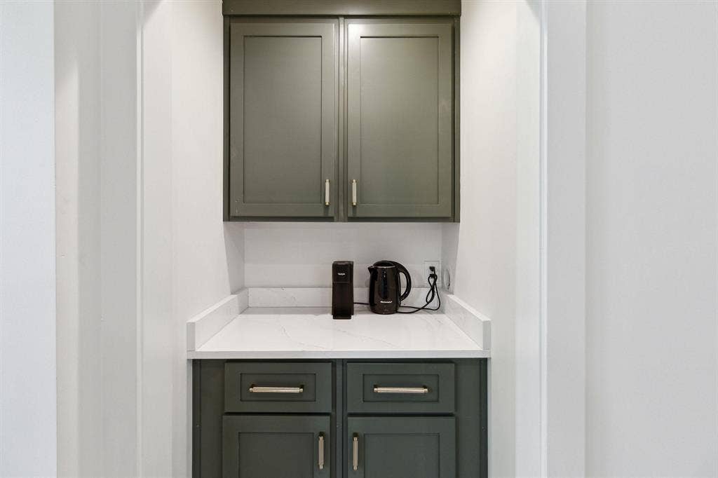 8 BR in Savannah