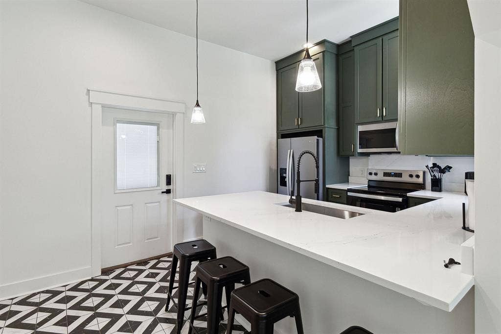 8 BR in Savannah