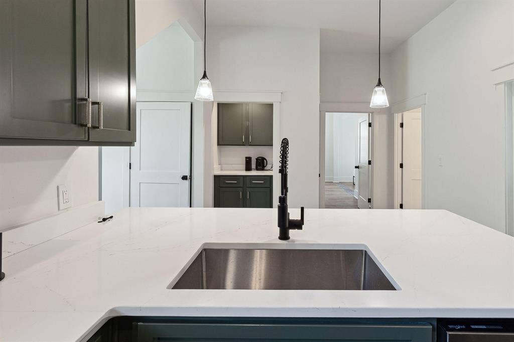 8 BR in Savannah