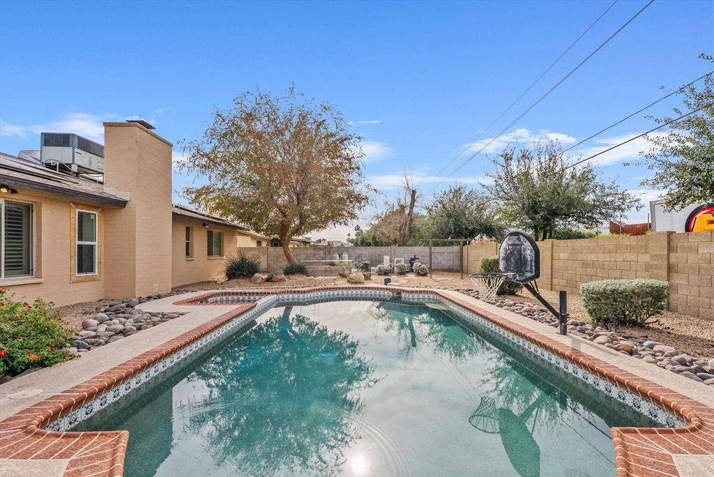 7 BR in Glendale