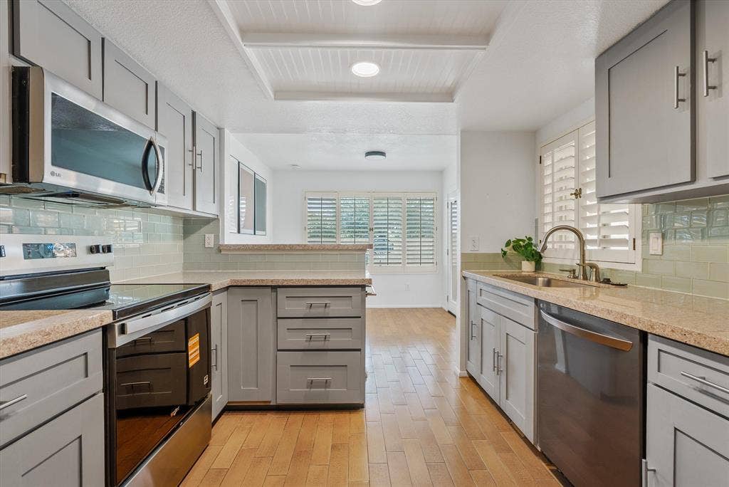 7 BR in Glendale