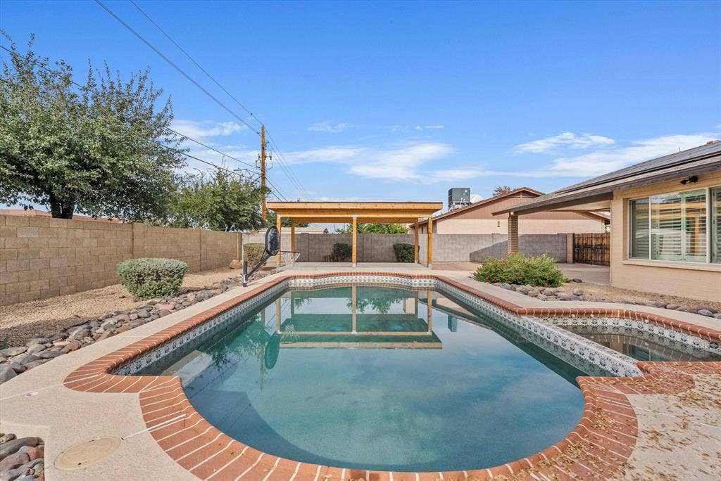 7 BR in Glendale