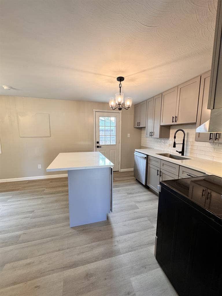 3Br 2Ba 1/2 Duplex available