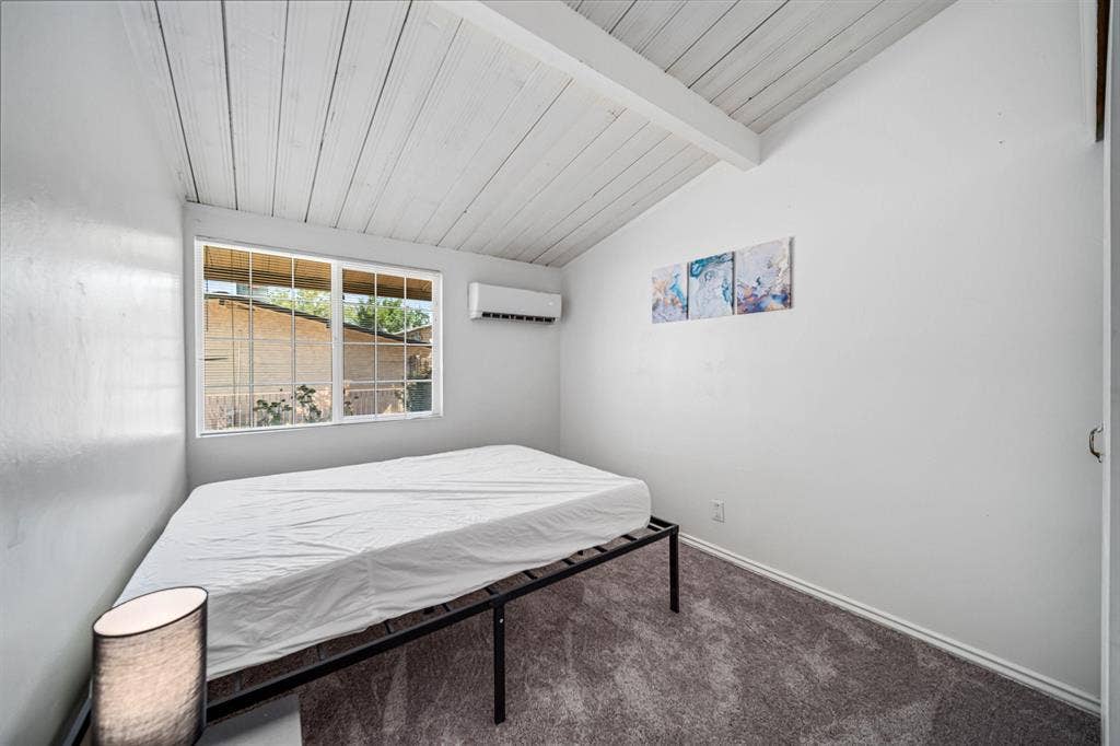 5 BR in Lancaster