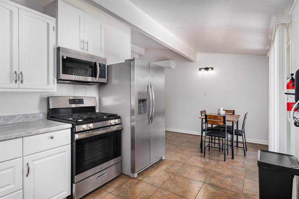 5 BR in Lancaster