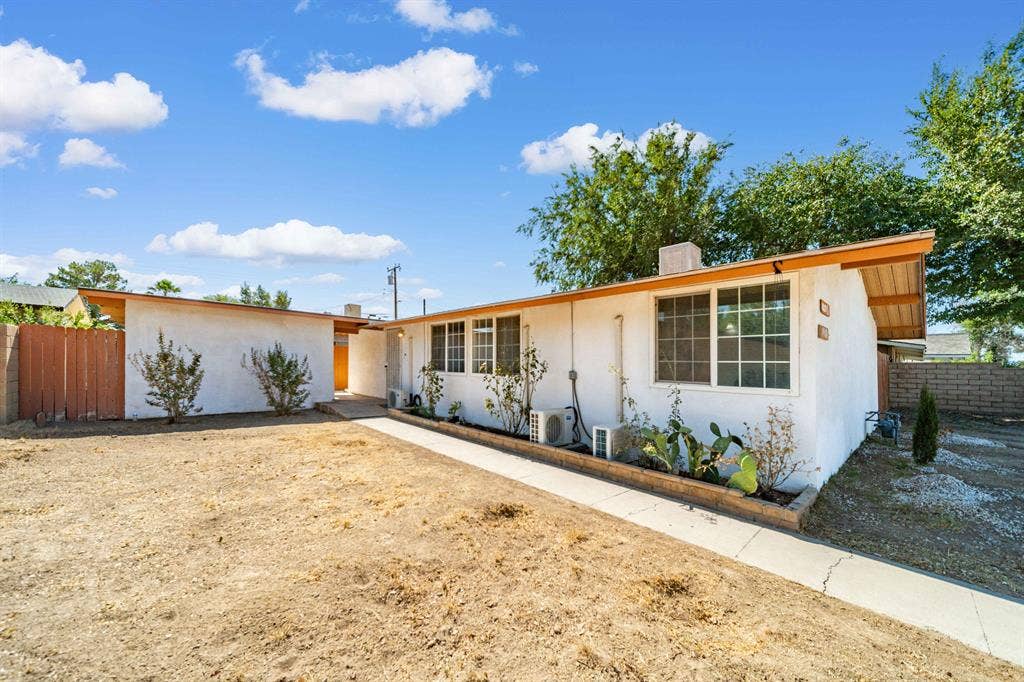 5 BR in Lancaster