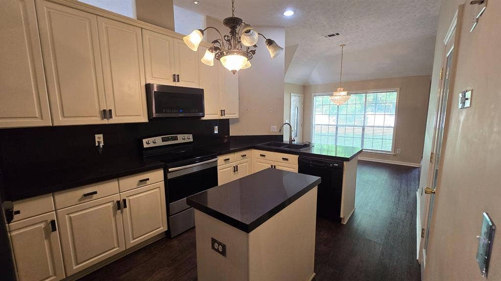 5 BR in Montgomery