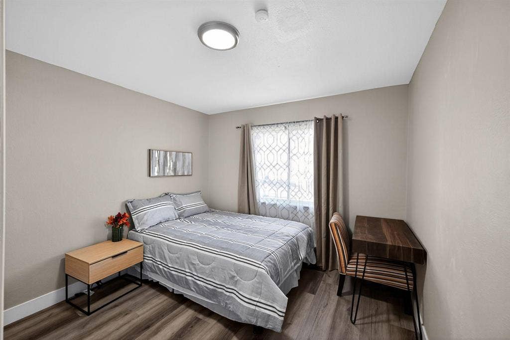 7 BR in Aurora