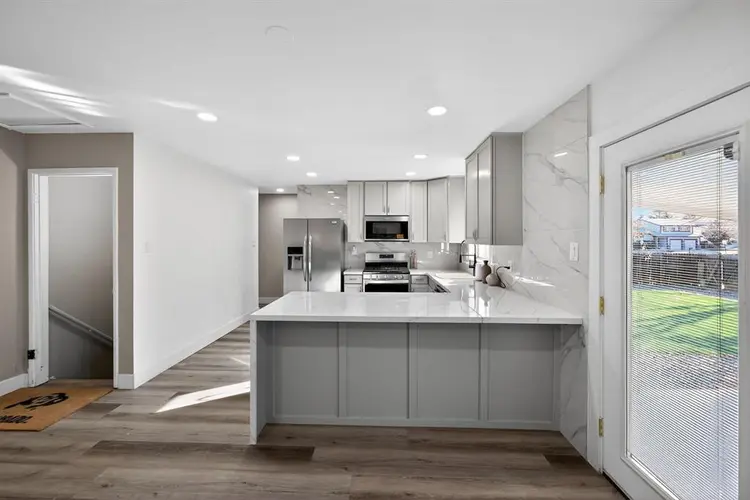 7 BR in Aurora