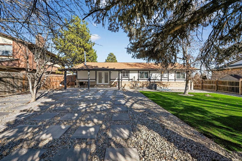 7 BR in Aurora