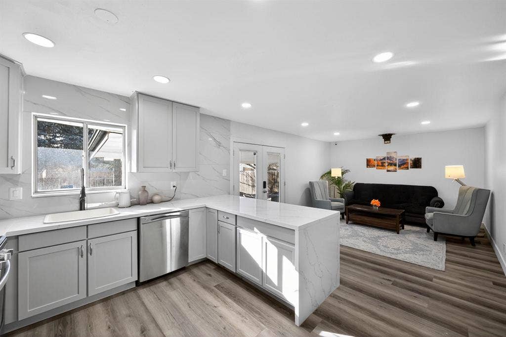 7 BR in Aurora