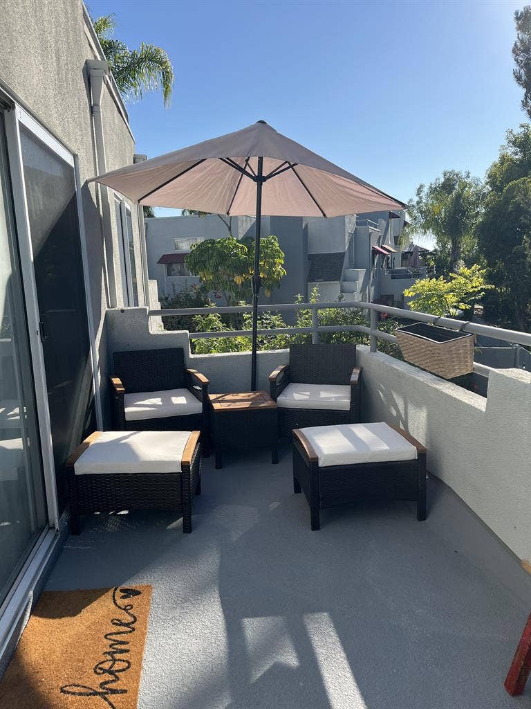 Private Upstairs Suite w/Utilities