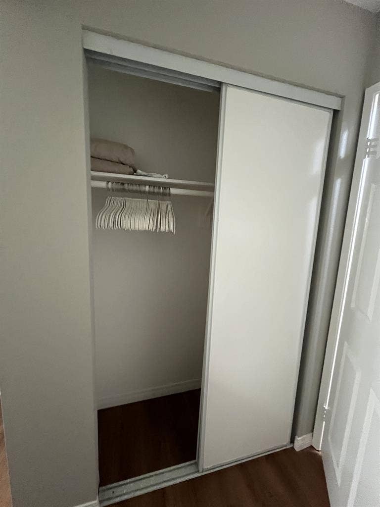 Private Upstairs Suite w/Utilities