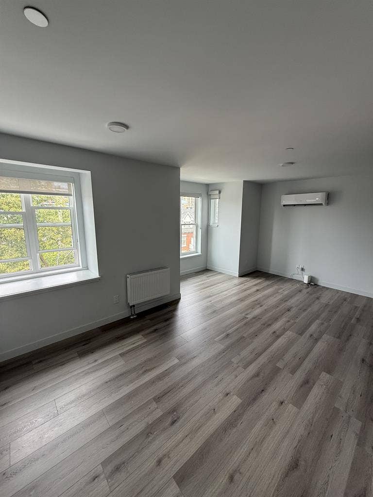 Looking for Female Roommate