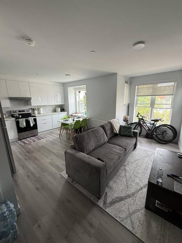 Looking for Female Roommate