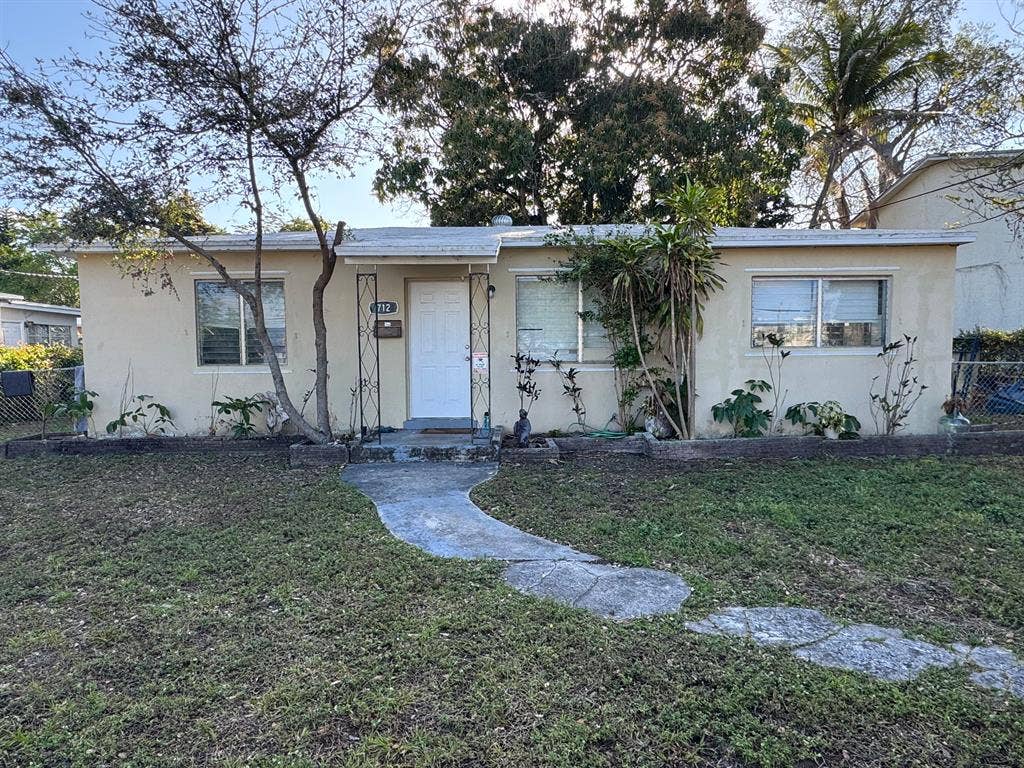 Large Bedroom in Nice Home