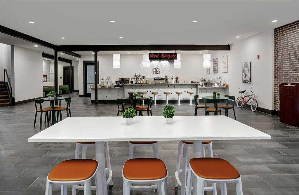 Spacious 1br overlooking the city