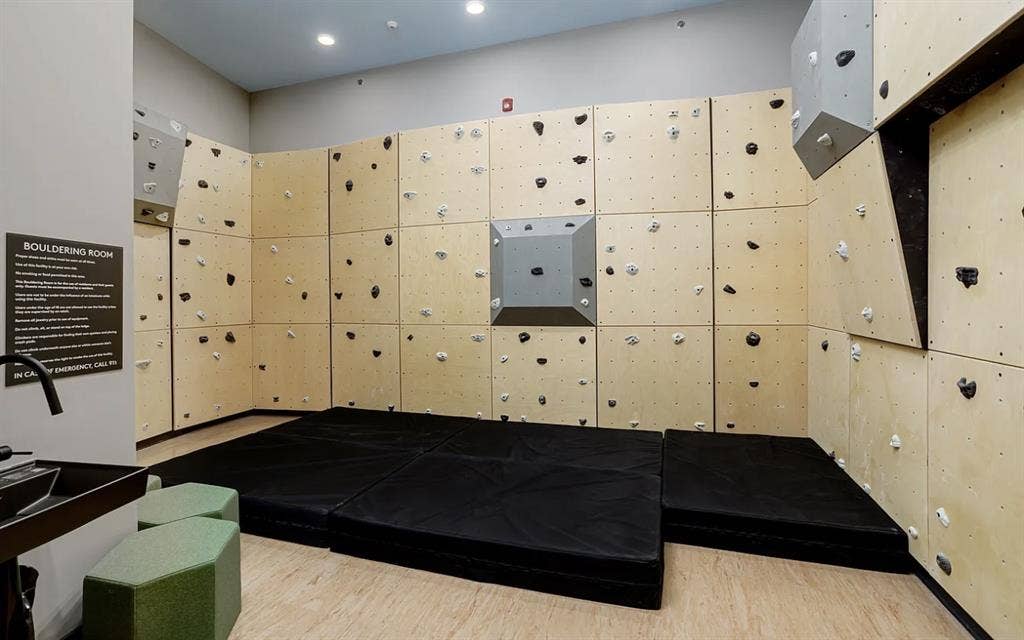 Spacious 1br overlooking the city