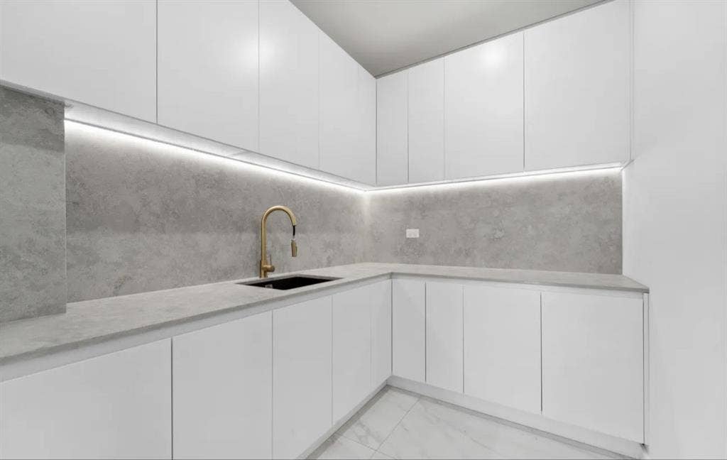 Master Bed Ensuite with large robe