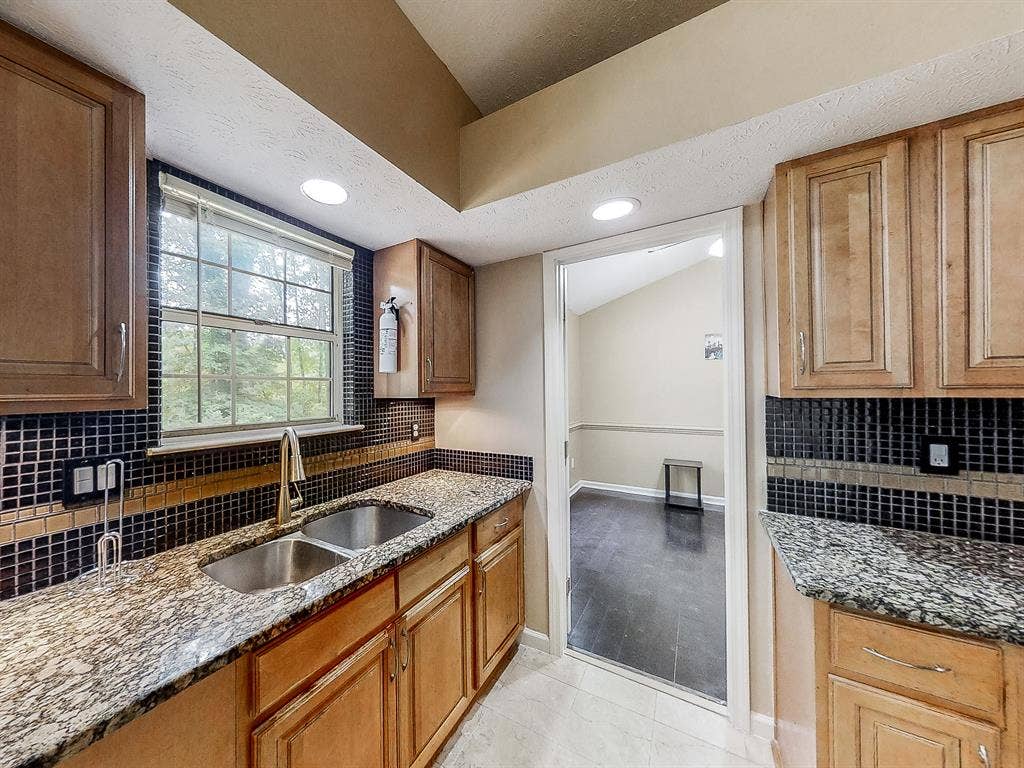 9 BR in Stone Mountain