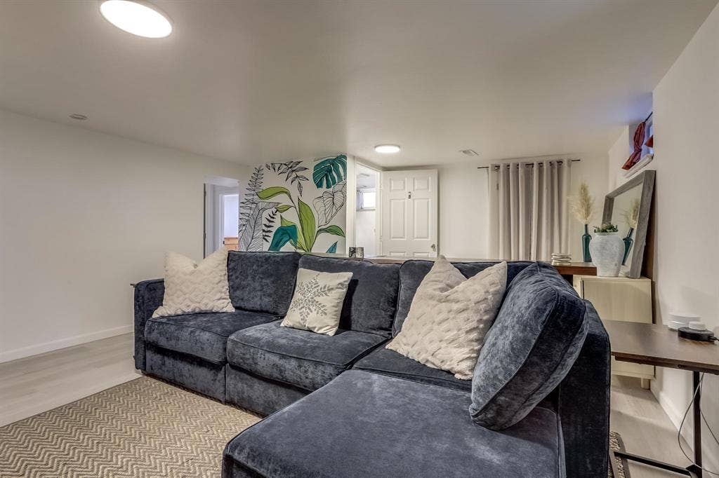6 BR in Denver