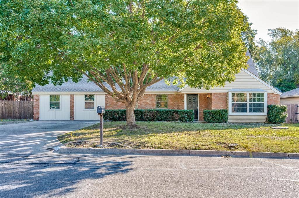 8 BR in Denton