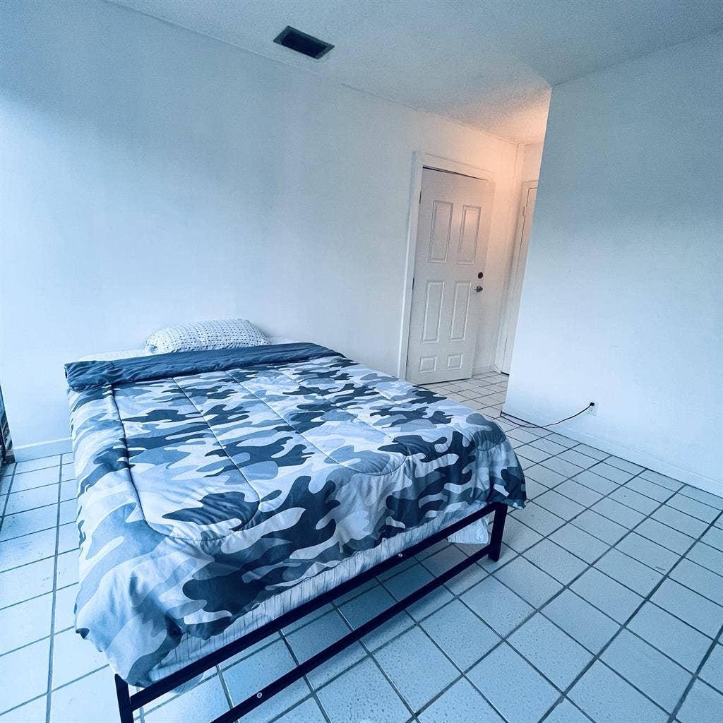 Boca Raton. Room for rent.