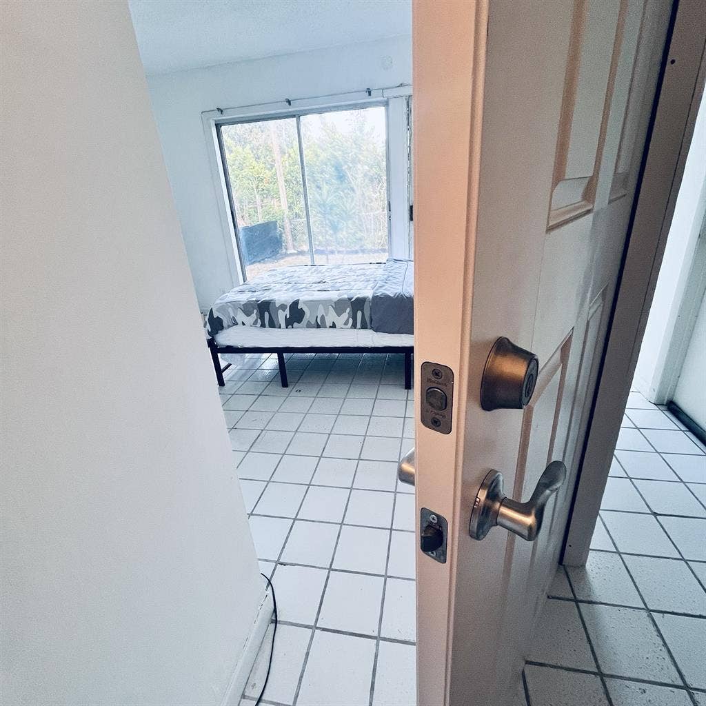 Boca Raton. Room for rent.