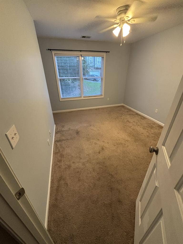 Single room/bathroom available!
