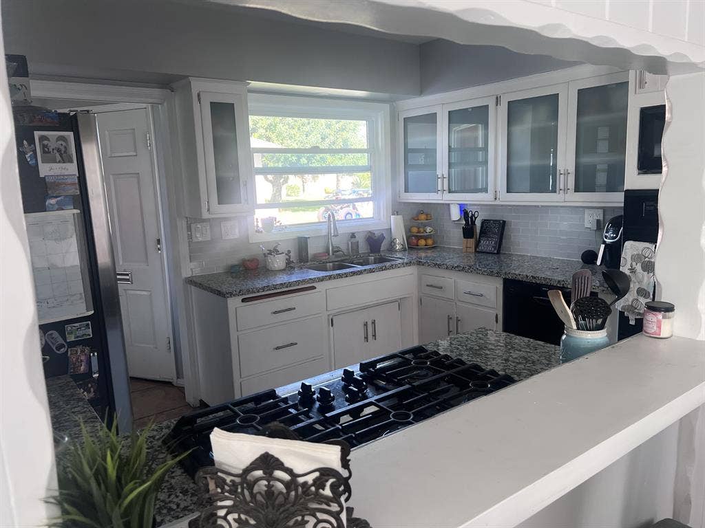 1 Room in Quiet Professional Home