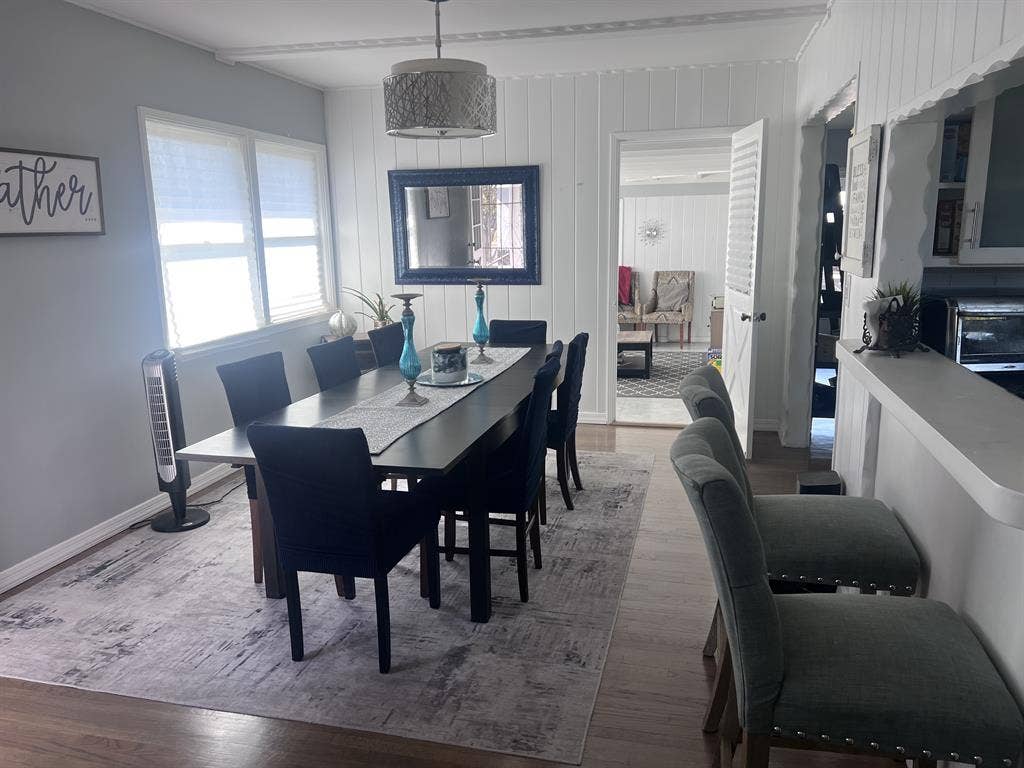 1 Room in Quiet Professional Home