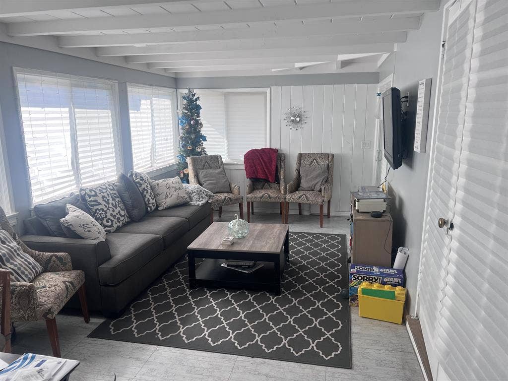 1 Room in Quiet Professional Home